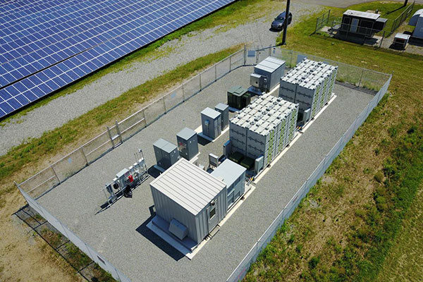 Microreti in alternativa alla tradizionale rete di distribuzione dell'energia "pole and wire", la tecnologia Battery Energy Storage System è fondamentale per una maggiore adozione di questo metodo di distribuzione grazie alla sua capacità di prelevare e scaricare energia continua dalla sorgente off-grid sia a giorno e notte...